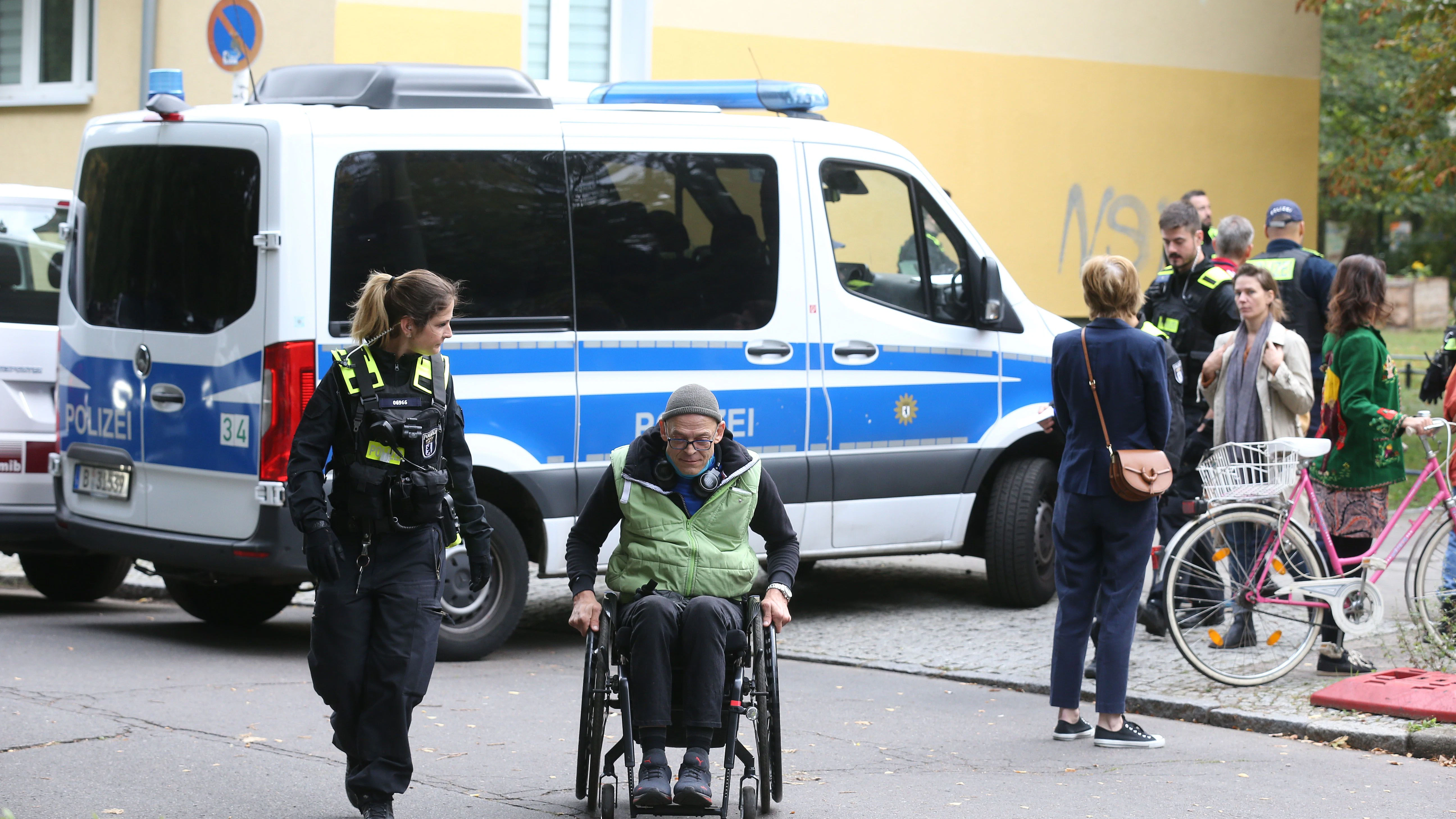 Verzweifelte Bewohner blockierten die Zufahrt zu ihrem Hof, um eine Baustelleneinrichtung zu verhindern.
              Die Polizei löste den Protest auf.&nbsp;