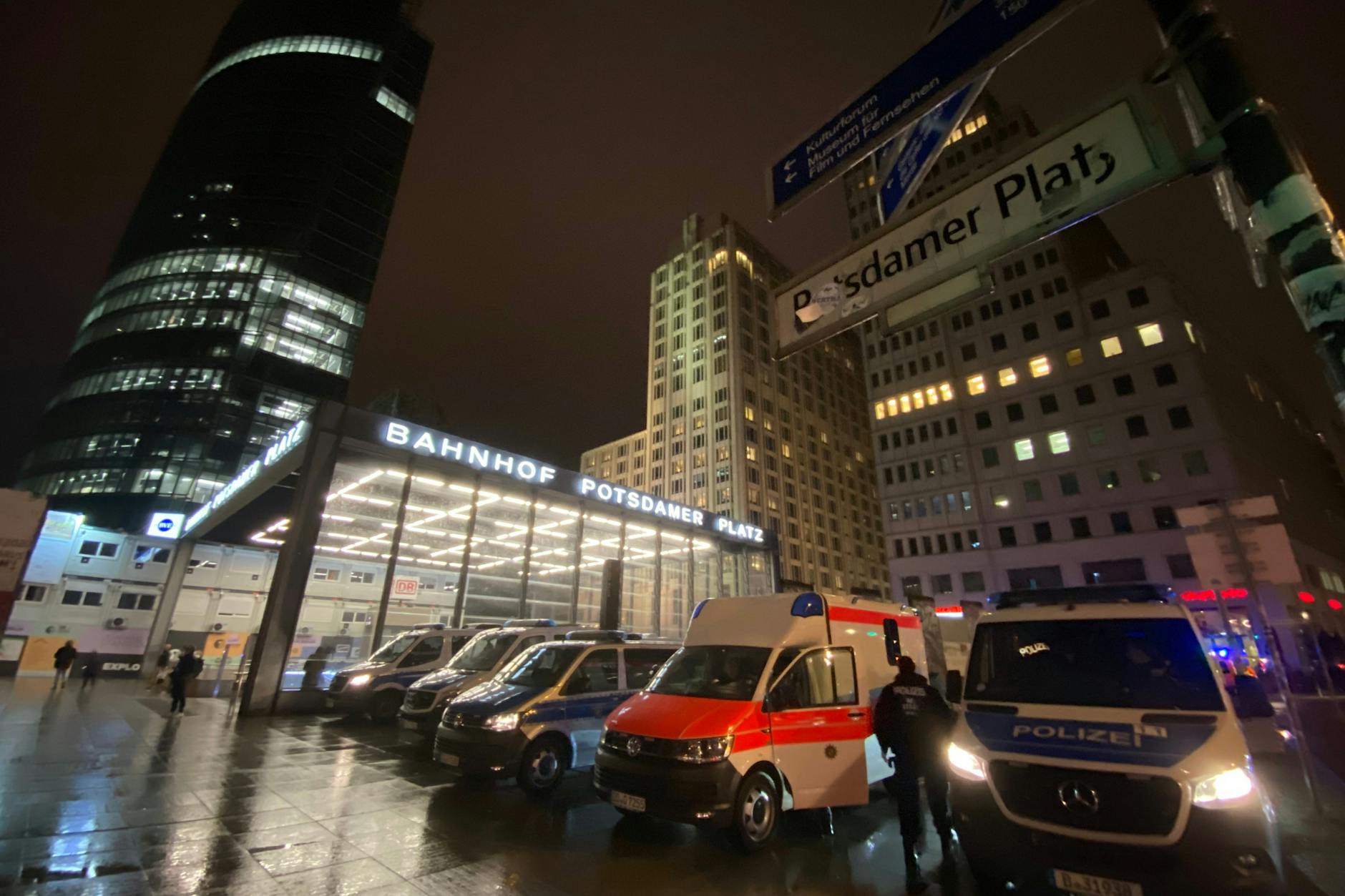 Potsdamer Platz: Polizei- und Rettungswagen stehen bereit für die erwartete Pro-Palästina-Demonstration.