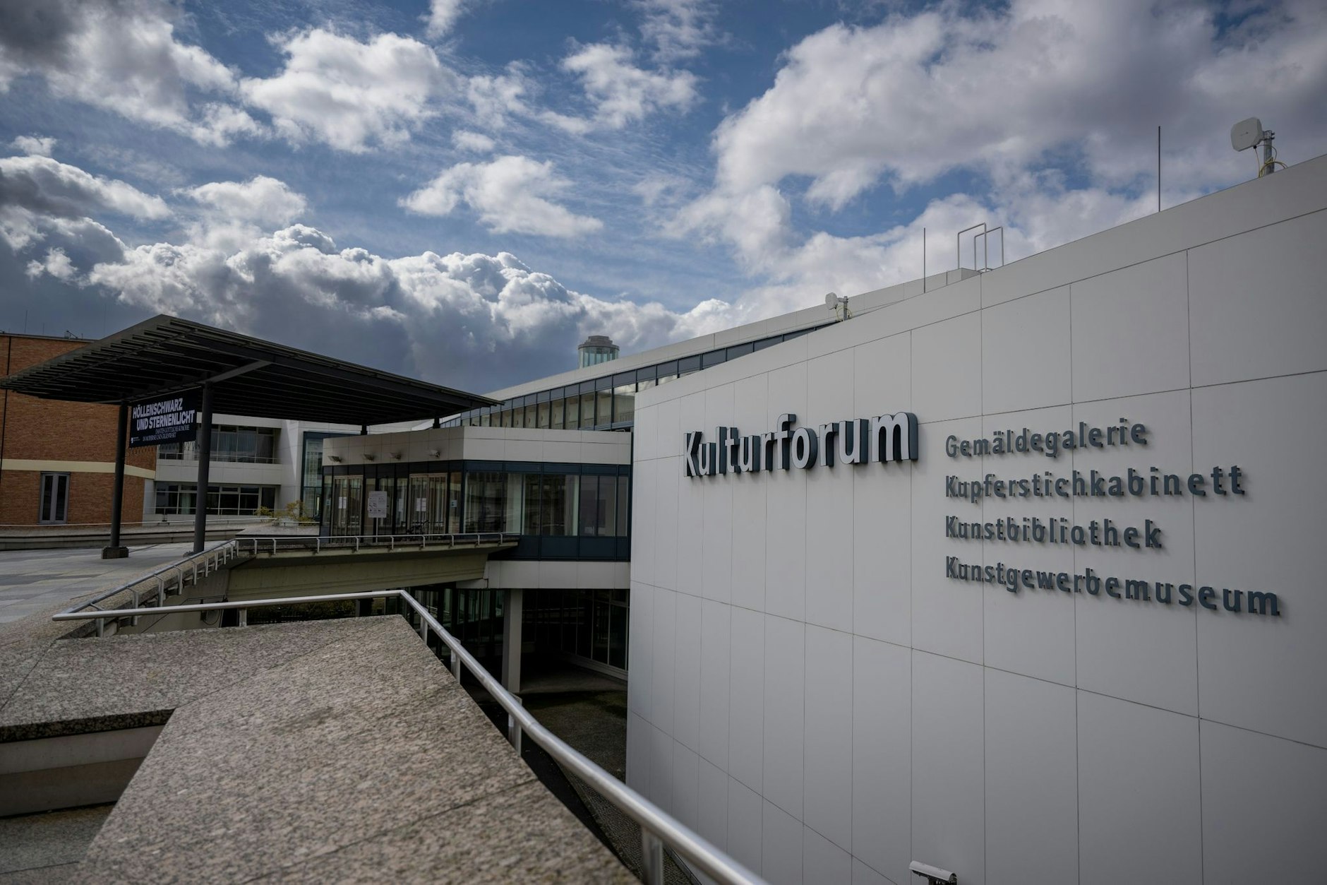 ARCHIV - Die Außenansicht vom Kulturforum mit der Gemäldegalerie, dem Kupferstichkabinett, der Kunstbibliothek und dem Kunstgewerbemuseum.  