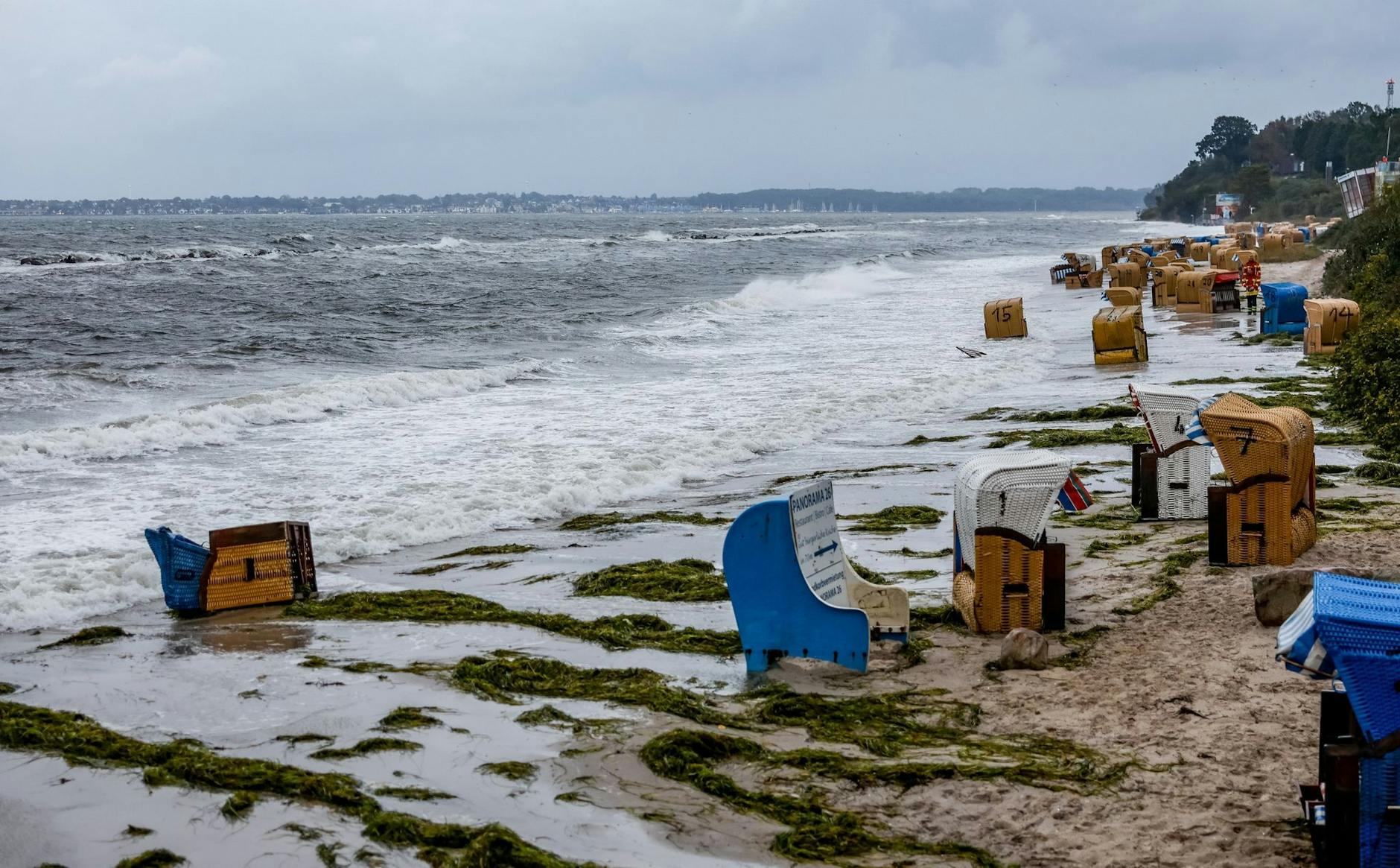 An der Ostseeküste in der Kieler und Lübecker Bucht wird schwere Sturmflut erwartet. Für einige dieser Strankörbe kommt jede Hilfe zu spät.