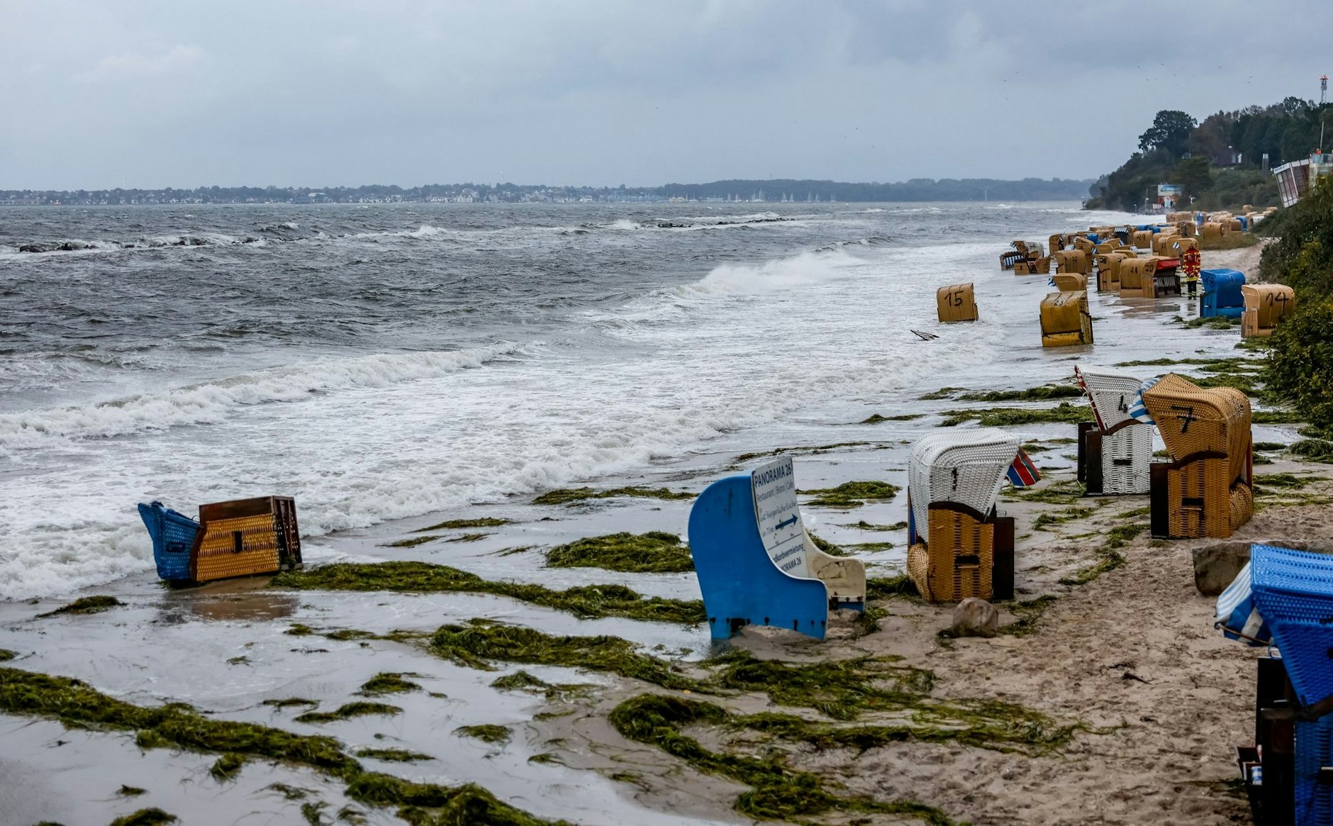 An der Ostseeküste in der Kieler und Lübecker Bucht wird schwere Sturmflut erwartet. Für einige dieser Strankörbe kommt jede Hilfe zu spät.  