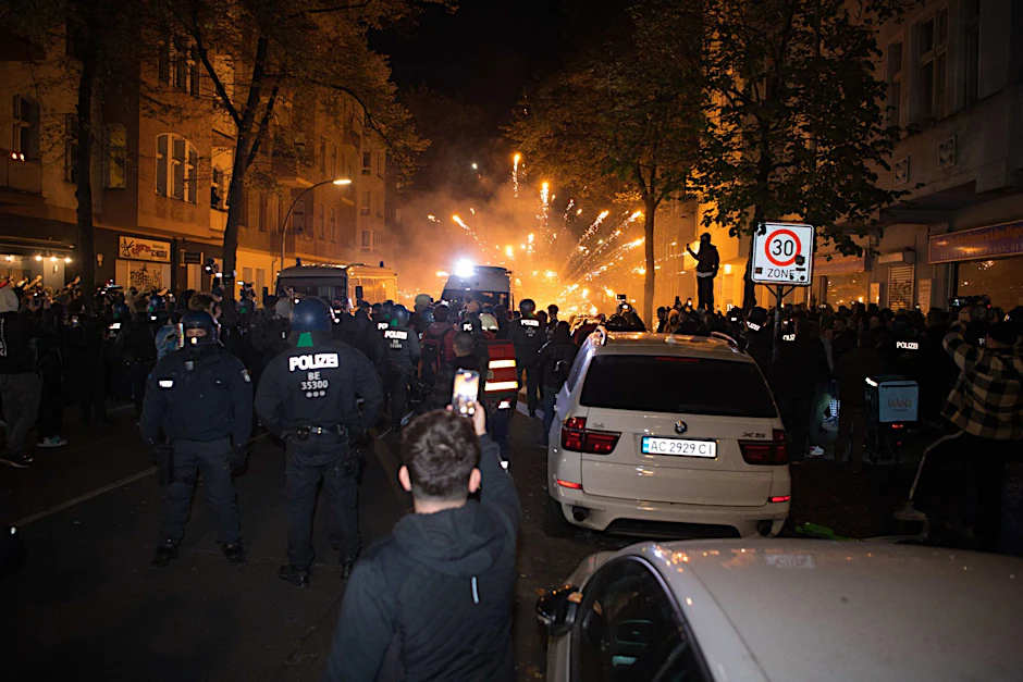 dpatopbilder - Feuerwerk explodiert bei einer Pro-Palästina-Demo in Neukölln.  