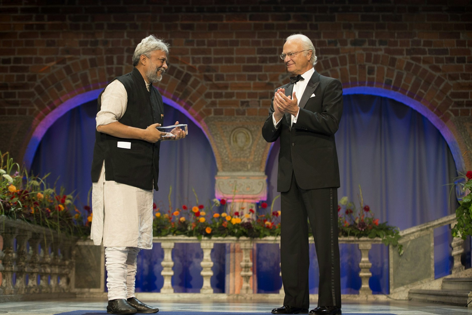 Rajendra Singh (l.) erhält 2015 den Stockholmer Wasserpreis.