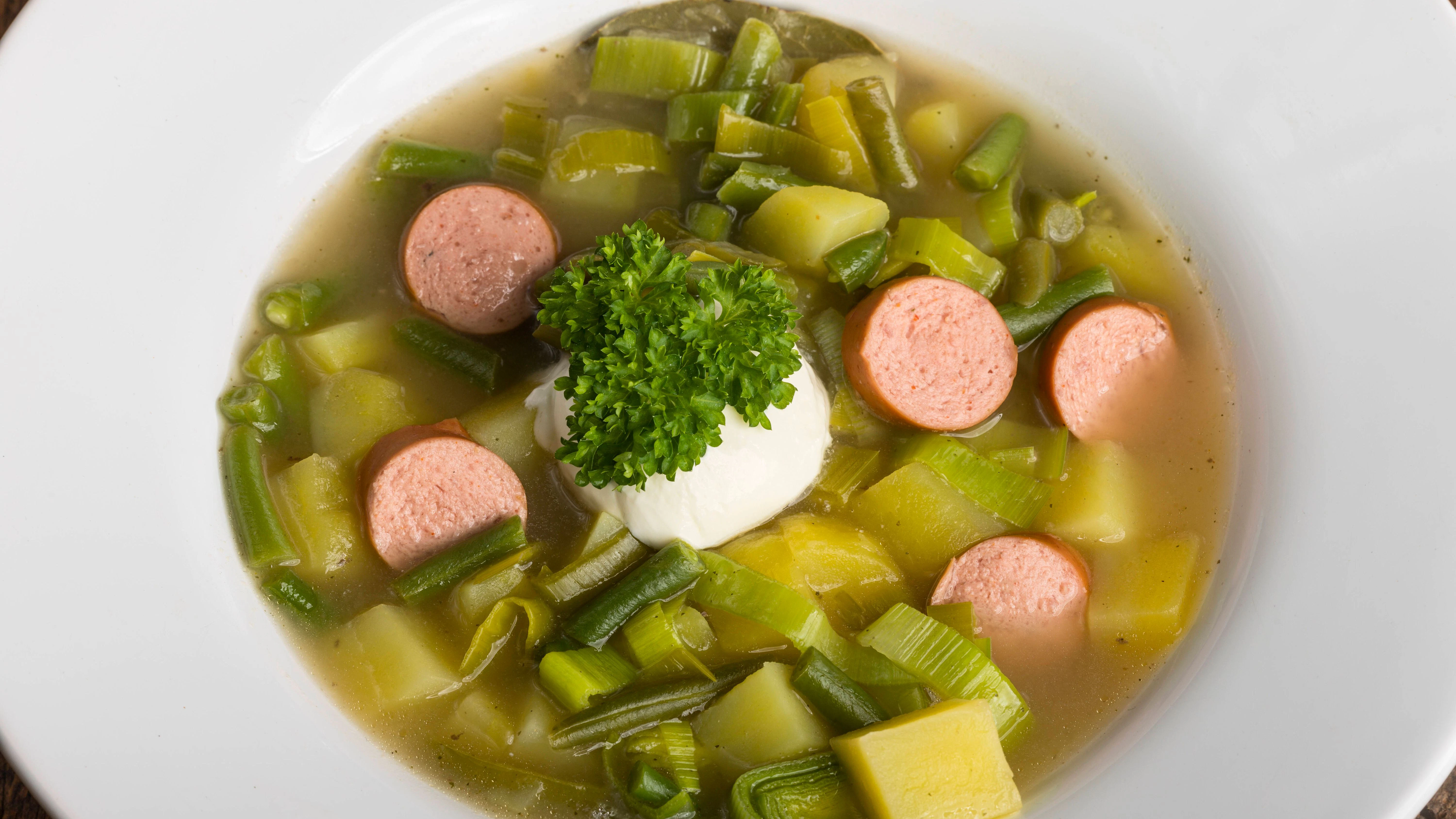 Dieser leckere Bohneneintopf wird mit Würstchen verfeinert - das Rezept schmeckt der ganzen Familie!
