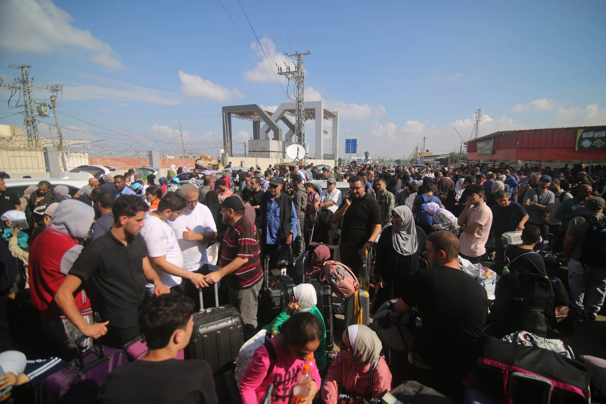 Am Grenzübergang Rafah im südlichen Gazastreifen warten schon Tausende auf eine Chance, nach Ägypten ausreisen zu können. 