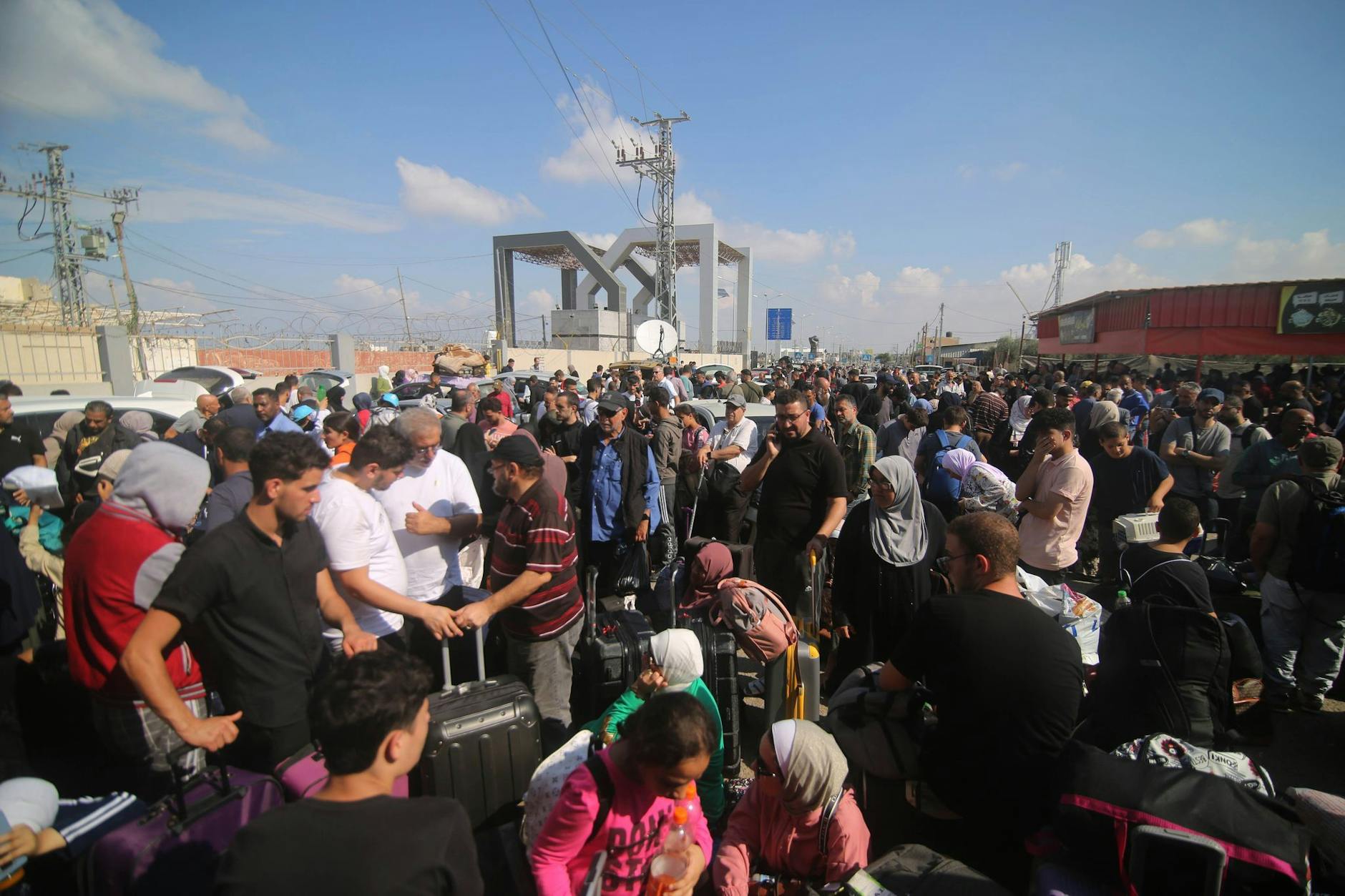 Am Grenzübergang Rafah im südlichen Gazastreifen warten schon Tausende auf eine Chance, nach Ägypten ausreisen zu können.