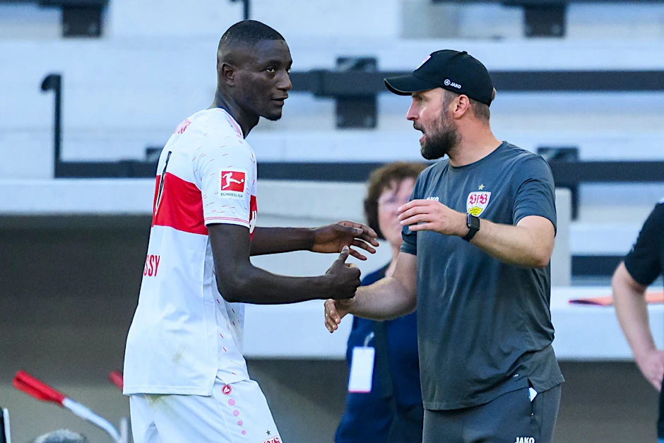 ARCHIV - Stuttgarts Trainer Sebastian Hoeneß macht sich keine Sorgen über einen baldigen Abschied von Serhou Guirassy.  
