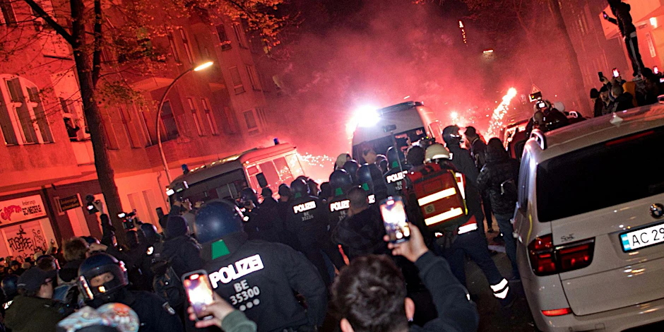 Teilnehmer einer verbotenen Pro-Palästina-Demonstration zünden in der Nähe der Sonnenallee im Bezirk Neukölln Pyrotechnik.  