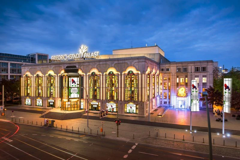 Der PALAST am Abend: ein funkelnder Diamant!