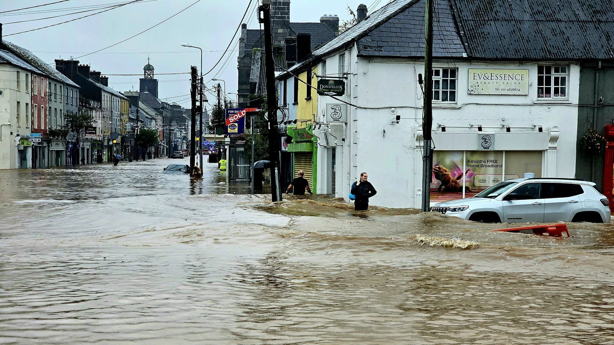 HANDOUT - Überschwemmungen im Raum Midleton. Mehr als 100 Häuser wurden dort durch den Sturm «Babet» überflutet.  