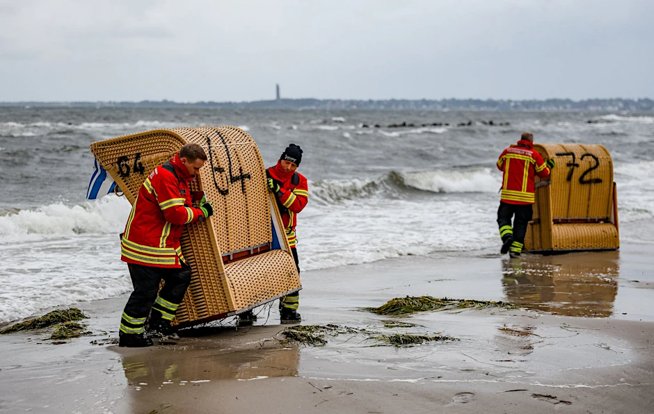 Ein Radfahrer fährt durch das Hochwasser am Stadthafen von Wismar.&nbsp;