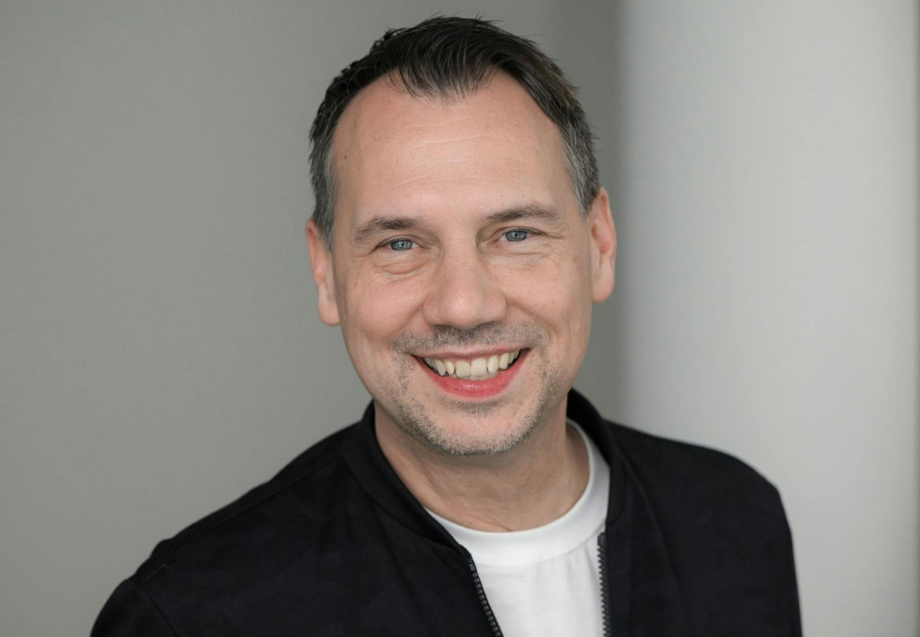 ARCHIV - Der Thrillerautor Sebastian Fitzek sieht Verfilmungen seiner Romane gelassen.