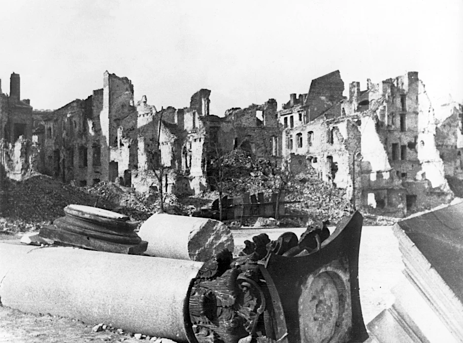 Hausruinen in der polnischen Hauptstadt Warschau im Jahr 1945