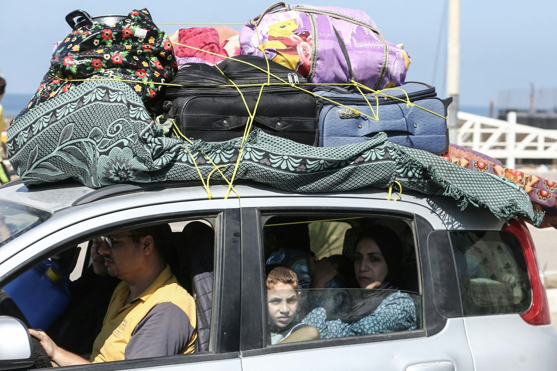 Palästinenser fliehen nach israelischen Luftangriffen in vermeintlich sicherere Gebiete im Gazastreifen.  