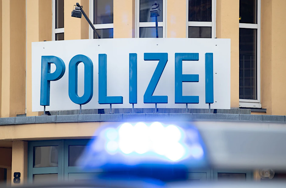 ARCHIV - Ein Einsatzwagen der Polizei steht vor einer Dienststelle.  