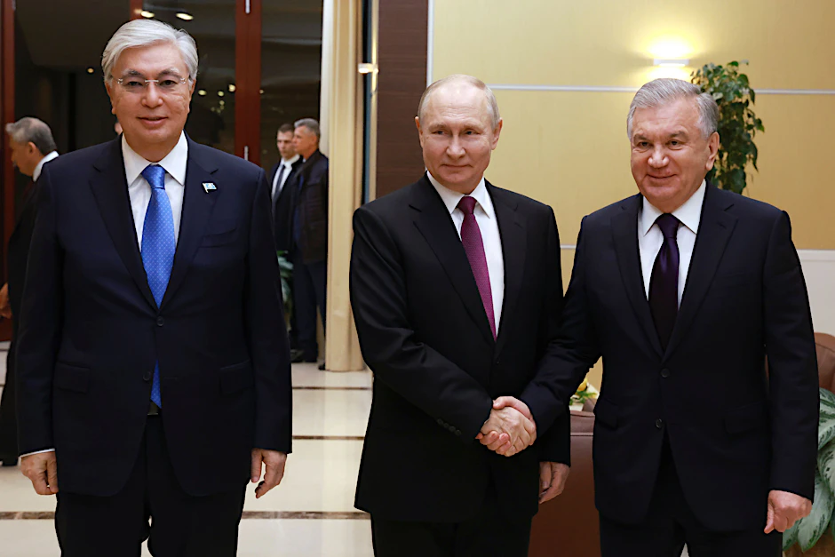 Schawkat Mirsijojew (v.r.n.l.), Präsident von Usbekistan, Wladimir Putin, Präsident von Russland, und Qassym-Schomart Toqajew, Präsident von Kasachstan, während eines Treffens in der Nowo-Ogarjowo-Residenz bei Moskau am 7. Oktober 2023.&nbsp;