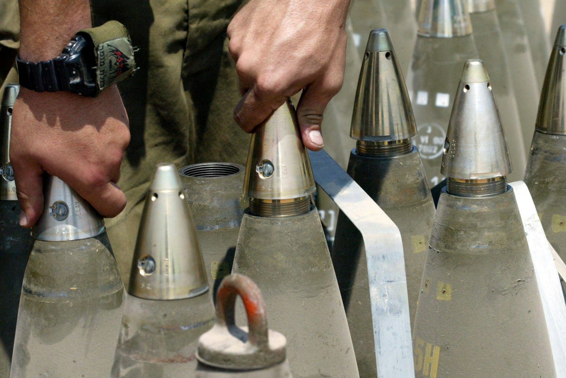 Israelische Soldaten beim Vorbereiten von Einzelsprengköpfen