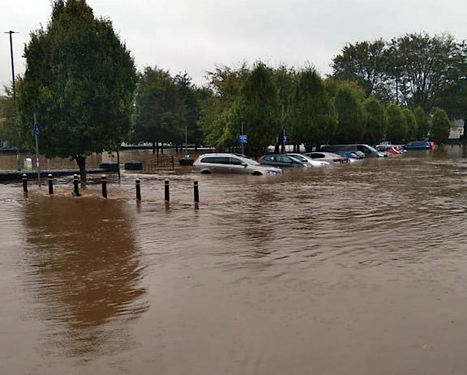 HANDOUT - Autos in Kork stehen halb unter Wasser.  