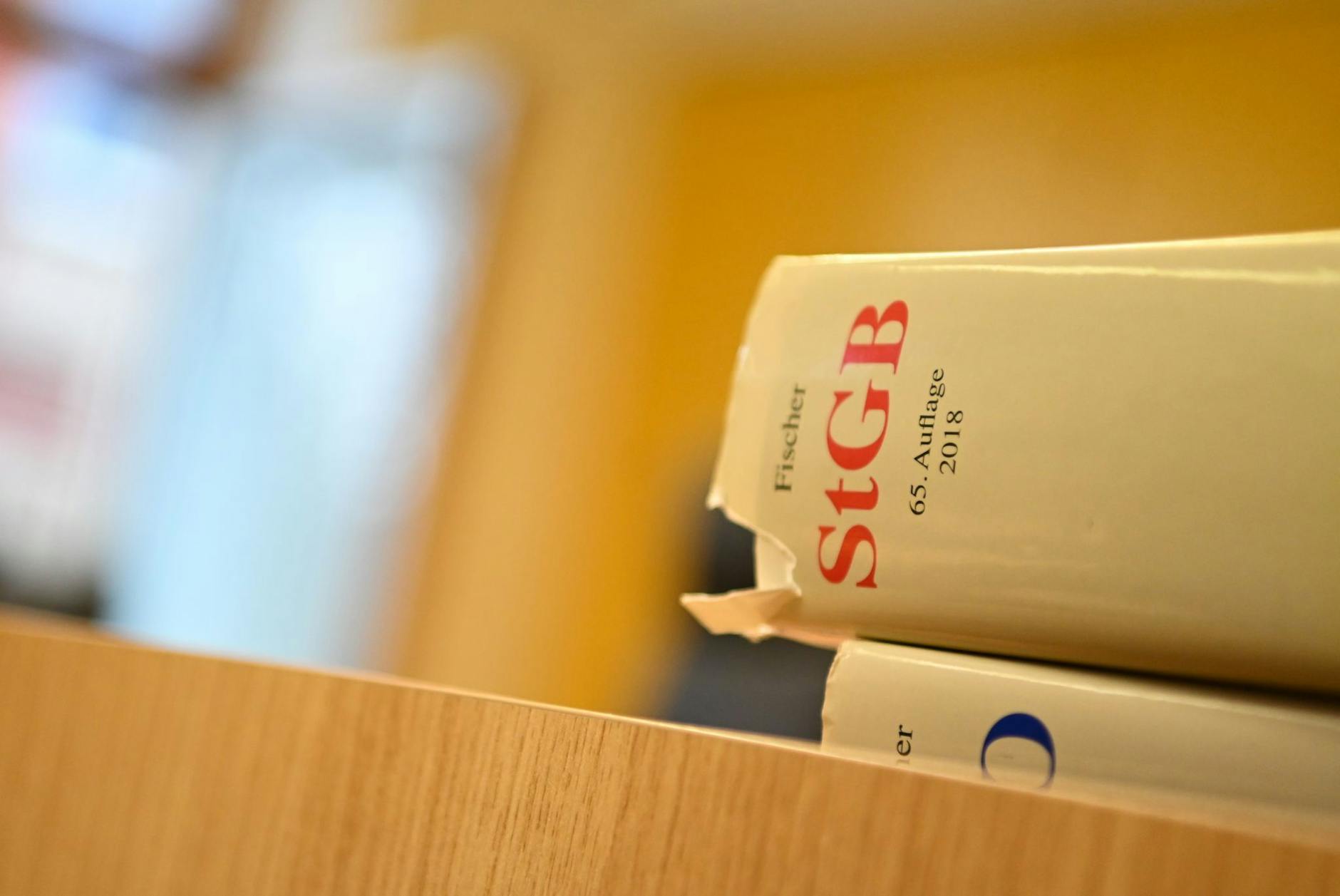 ARCHIV - Eine Strafgesetzbuch liegt in einem Sitzungssaal.