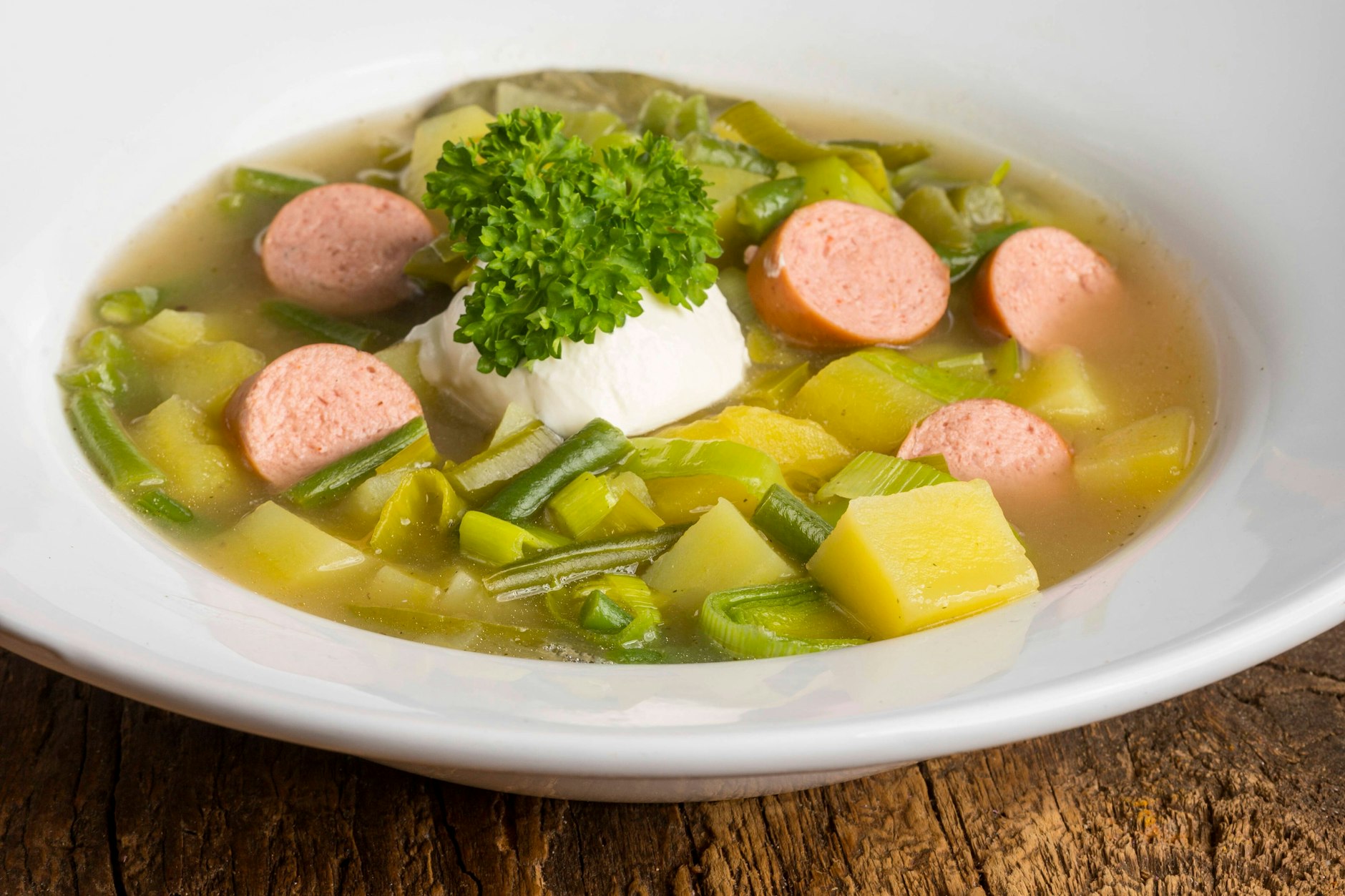 Dieser leckere Bohneneintopf mit grünen Bohnen und Kartoffeln schmeckt im Herbst richtig gut. Das Rezept geht schnell und ist nicht schwer zu kochen.