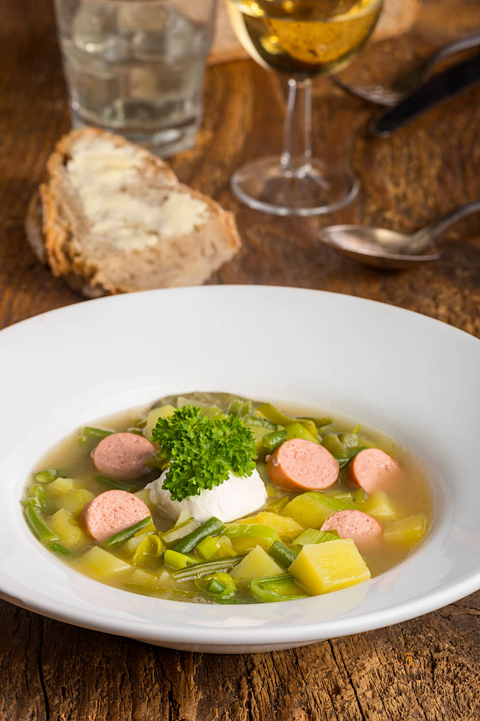 Dieser leckere Bohneneintopf mit grünen Bohnen und Kartoffeln schmeckt im Herbst richtig gut. Das Rezept geht schnell und ist nicht schwer zu kochen.
