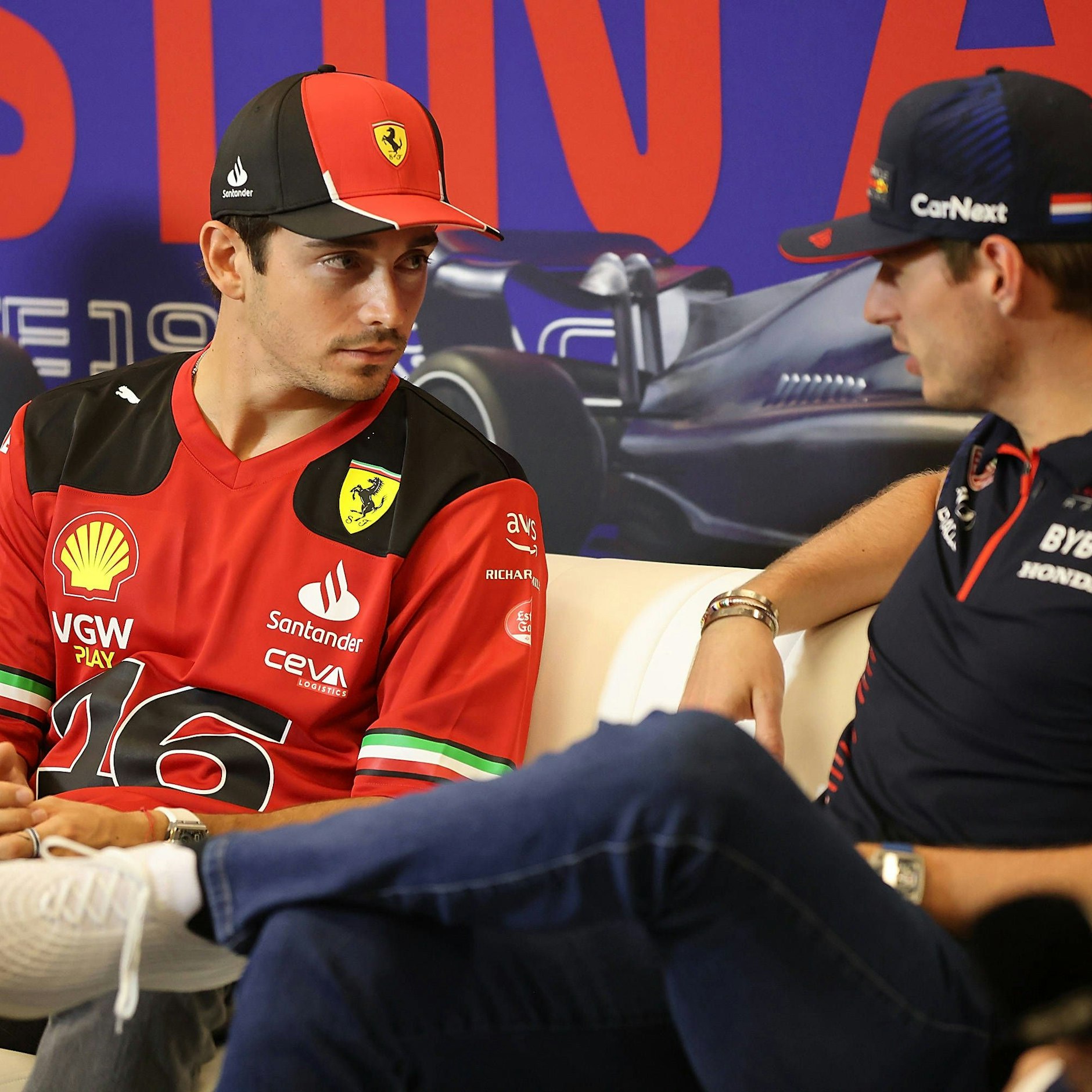 Ferrari-Fahrer Charles Leclerc im Gespräch mit Weltmeister Max Verstappen.