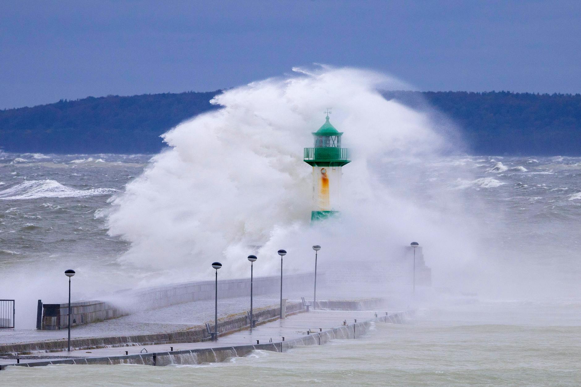 Riesige Wellen treffen den Leuchtturm von Sassnitz auf der Insel Rügen.