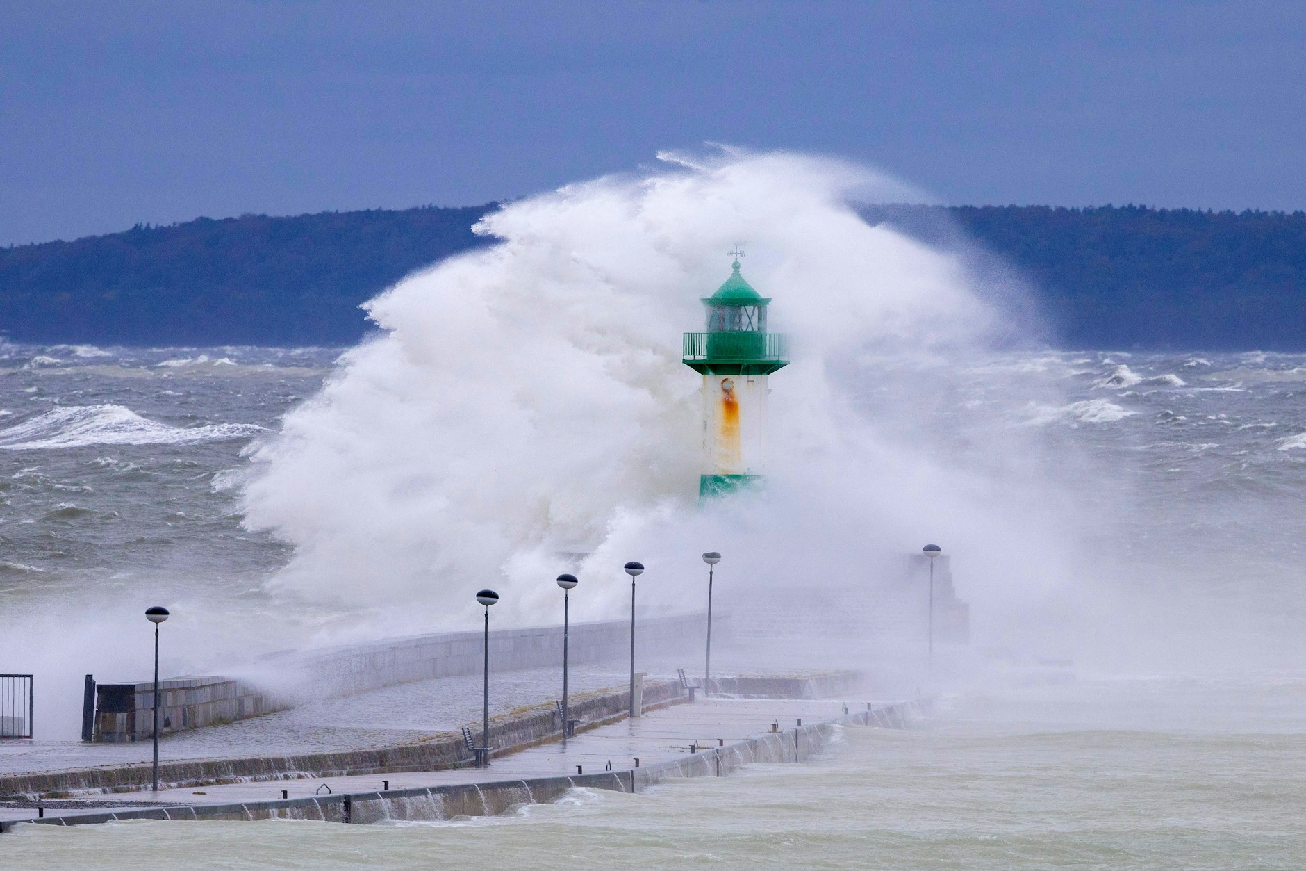 Riesige Wellen treffen den Leuchtturm von Sassnitz auf der Insel Rügen.