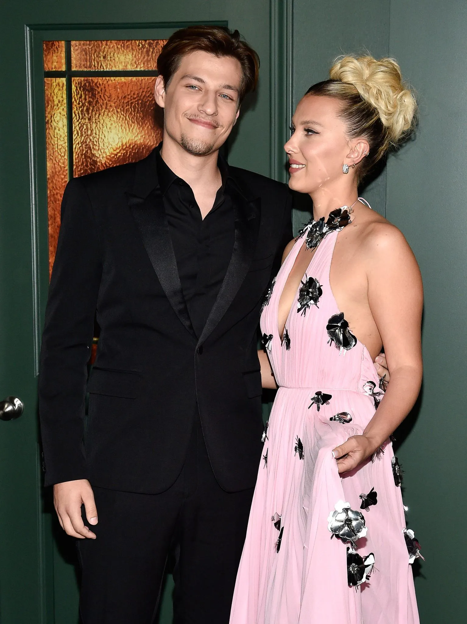 ARCHIV - Millie Bobby Brown (r) und ihr Freund Jake Bongiovi 2022 in New York.