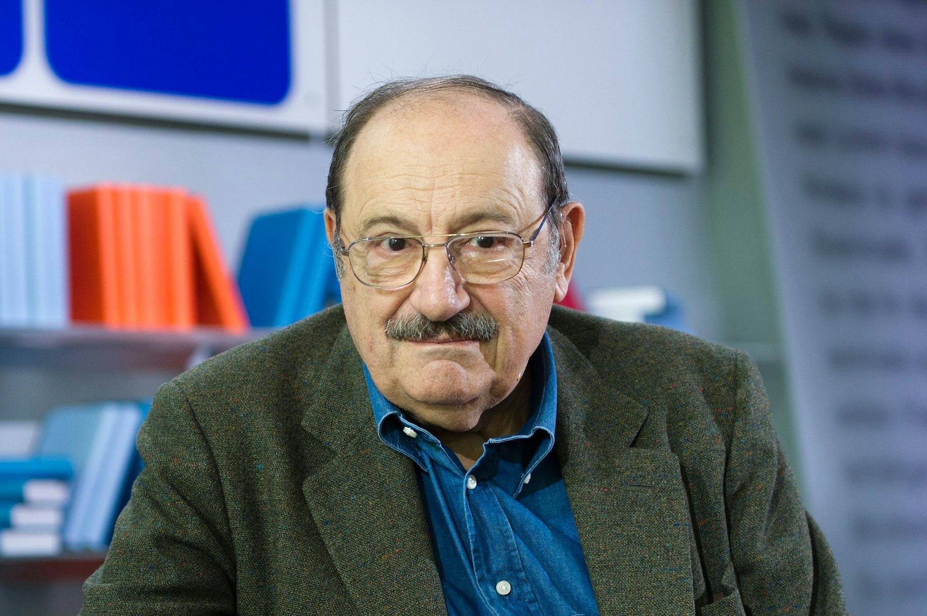 ARCHIV - Der italienische Schriftsteller Umberto Eco,  aufgenommen auf der 63. Frankfurter Buchmesse in Frankfurt am Main (2011).  