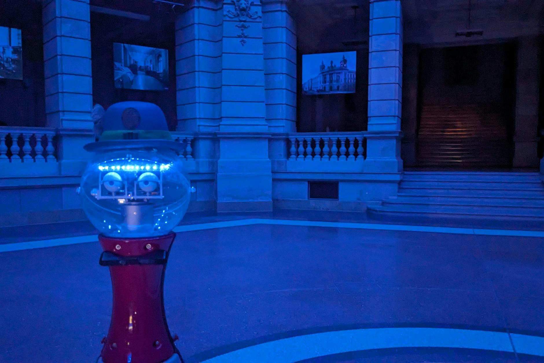 Abends sind auch Roboter müde. Bei der Taschenlampentour kann man ihnen im Museum für Kommunikation gute Nacht sagen.