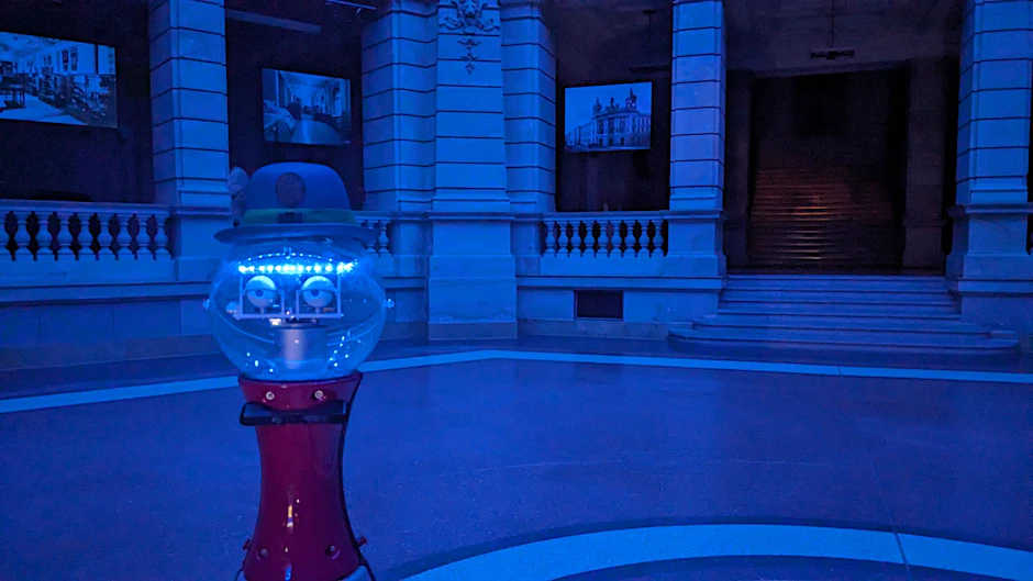 Abends sind auch Roboter müde. Bei der Taschenlampentour kann man ihnen im Museum für Kommunikation gute Nacht sagen.