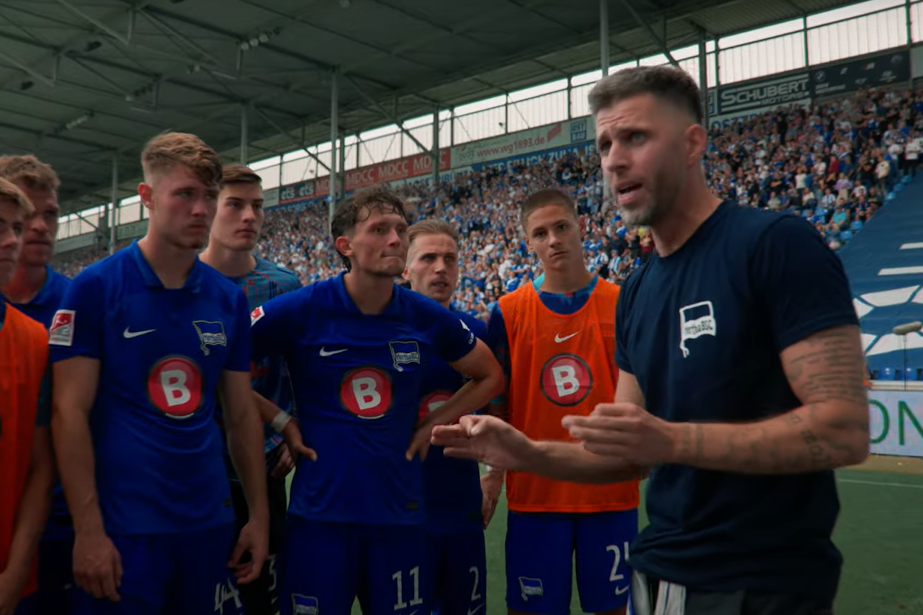 Nein, das ist kein Trainer! Das ist „Kreisel“, der Capo der Harlekins, der eine Motivationsrede an die Hertha-Profis nach dem 4:6 in Magdeburg hält.