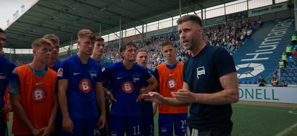 Hertha BSC Fan-tastisch: Wenn der Harlekin-Capo zum Motivator wird