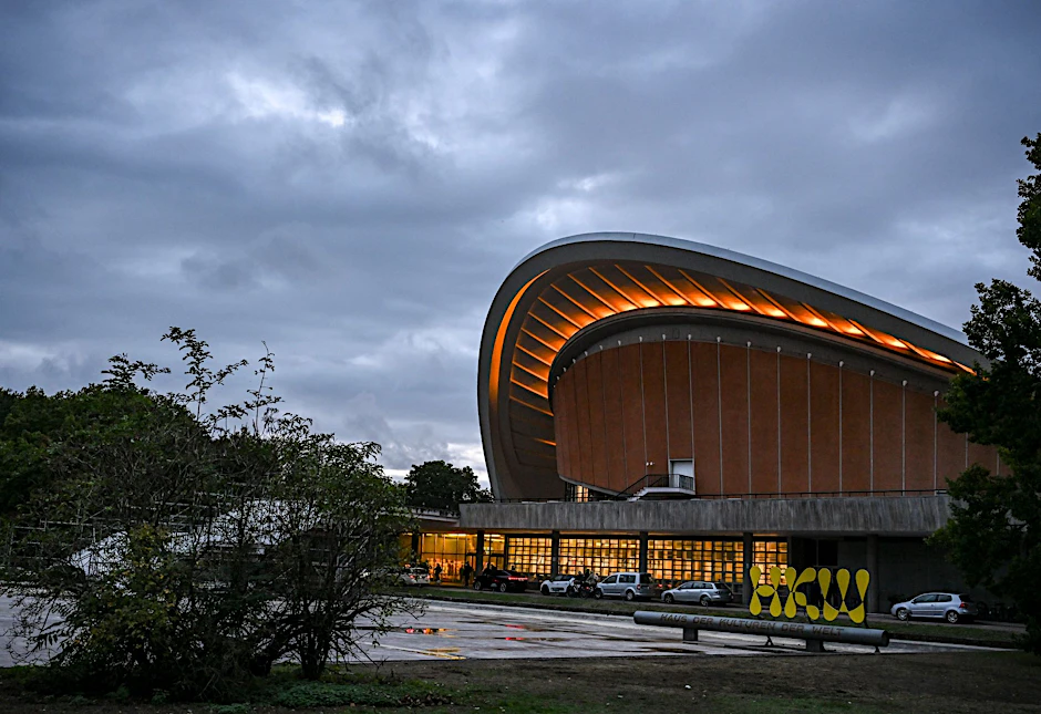ARCHIV - Das Haus der Kulturen der Welt am Abend in der Dämmerung.  