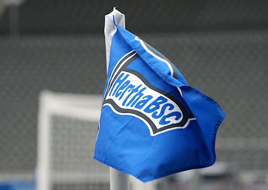 ARCHIV - Hertha BSC verpflichtet einem Bericht zufolge den Kaderplaner vom FC Augsburg.  