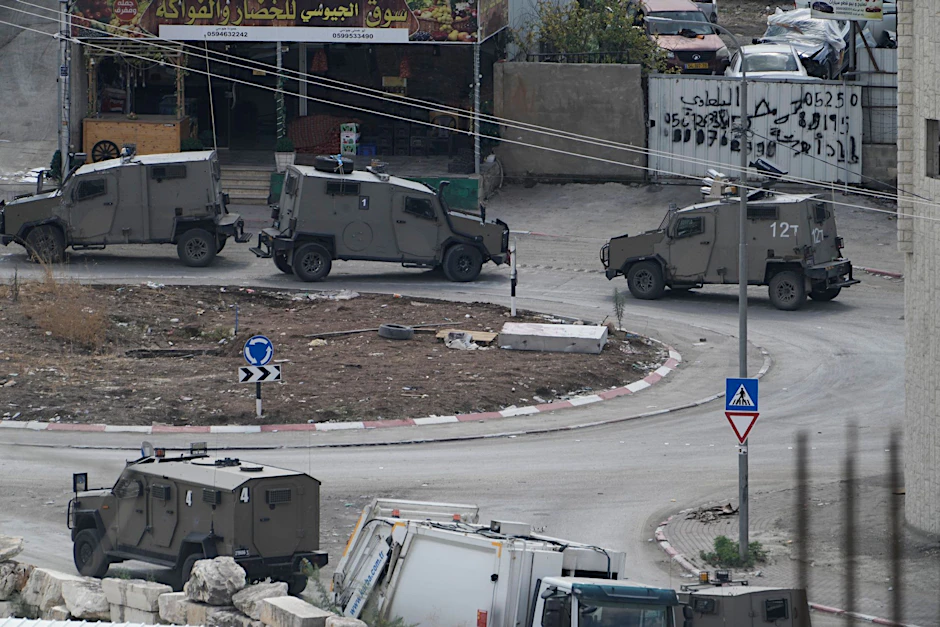 Fahrzeuge des israelischen Militärs in Nur Shams. Hier haben israelische Soldaten eine Razzia durchgeführt.  