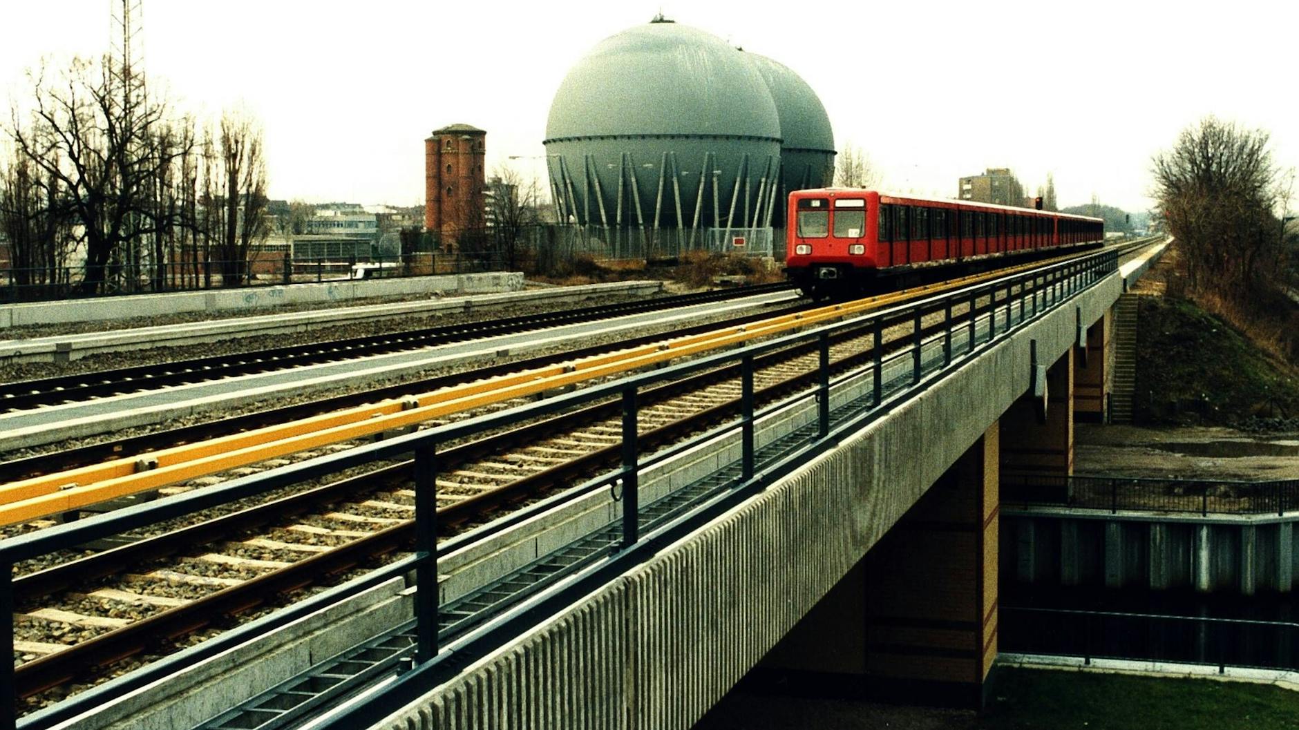 S-Bahn des Typs 485 in Richtung Westhafen unterwegs. 