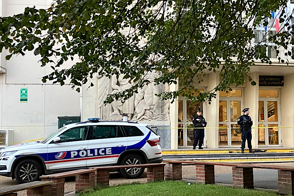 Polizeibeamte stehen Wache vor der Schule in Arras, in der ein Lehrer erstochen wurde.  