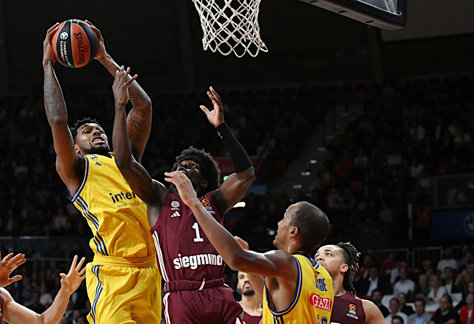 ARCHIV - Albas Sterling Brown (l) und Louis Olinde bei einem Spiel gegen München.  