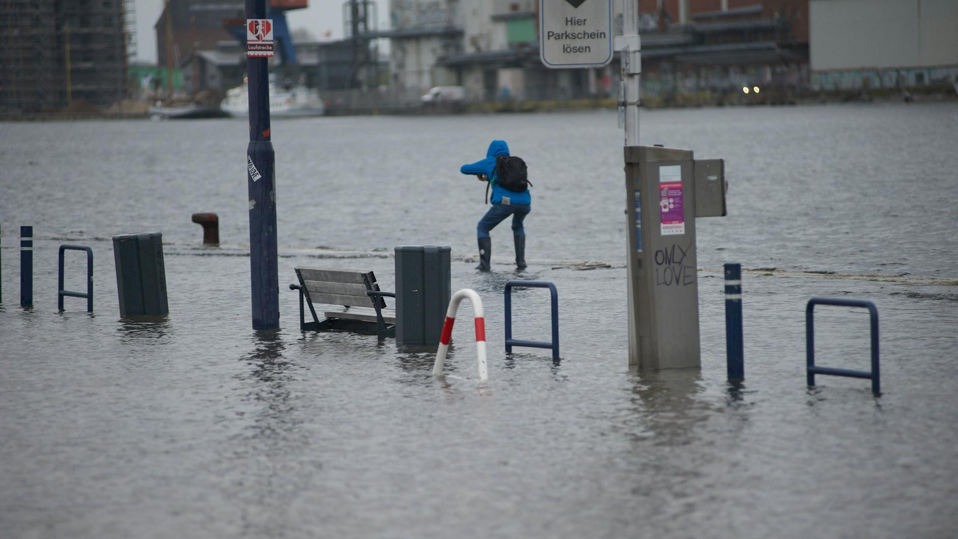 Hochwasser in Flensburg am Hafen: Das Wasser der Ostsee tritt über die Kaikante.