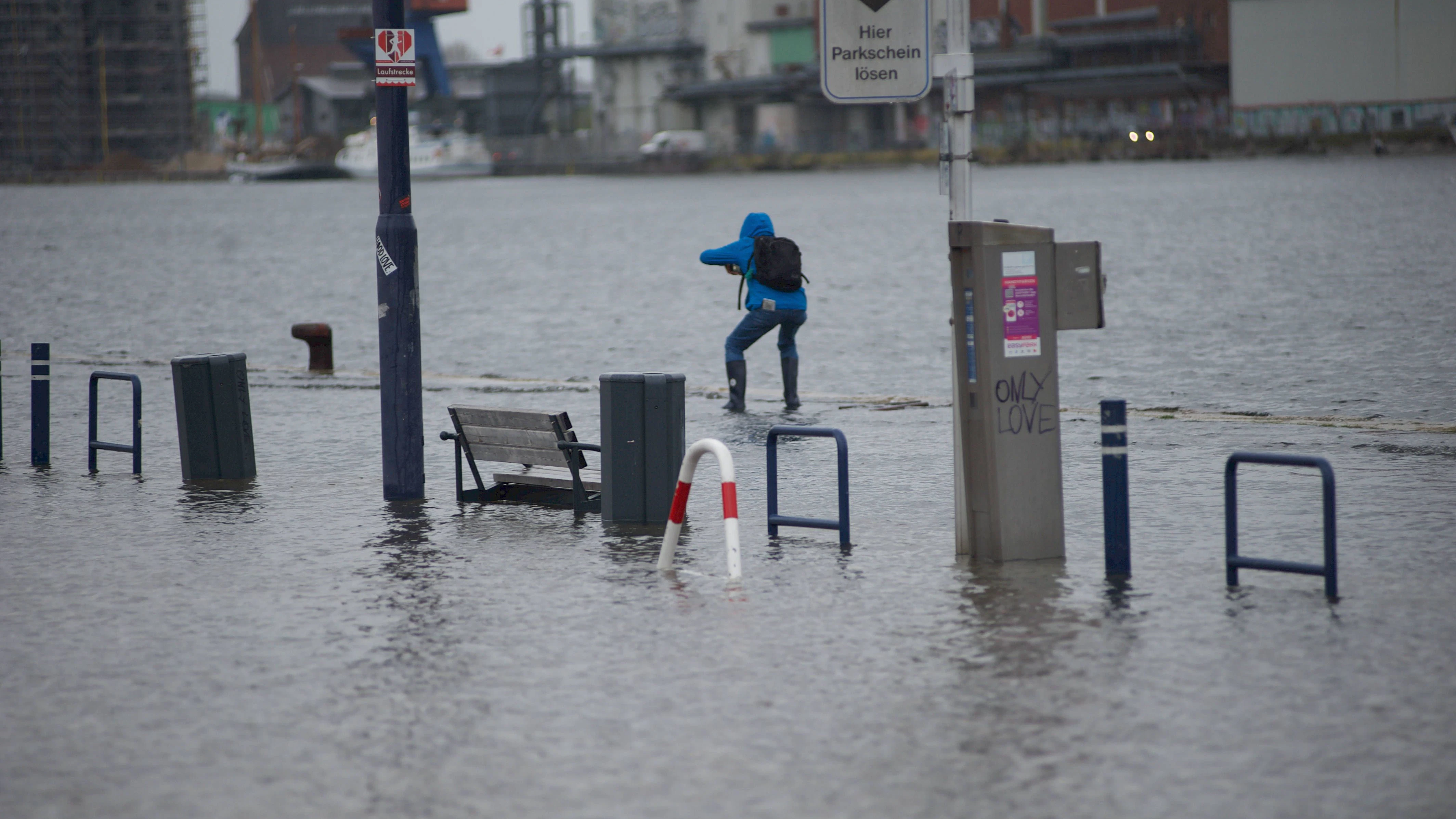 Hochwasser in Flensburg am Hafen: Das Wasser der Ostsee tritt über die Kaikante.
