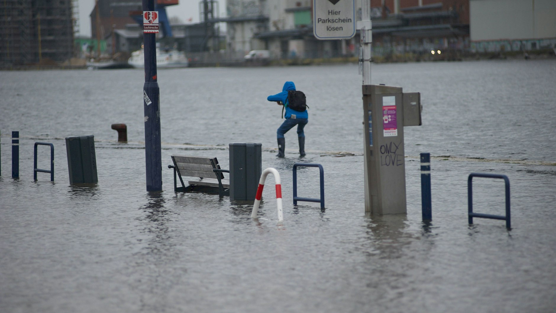 Hochwasser in Flensburg am Hafen: Das Wasser der Ostsee tritt über die Kaikante.