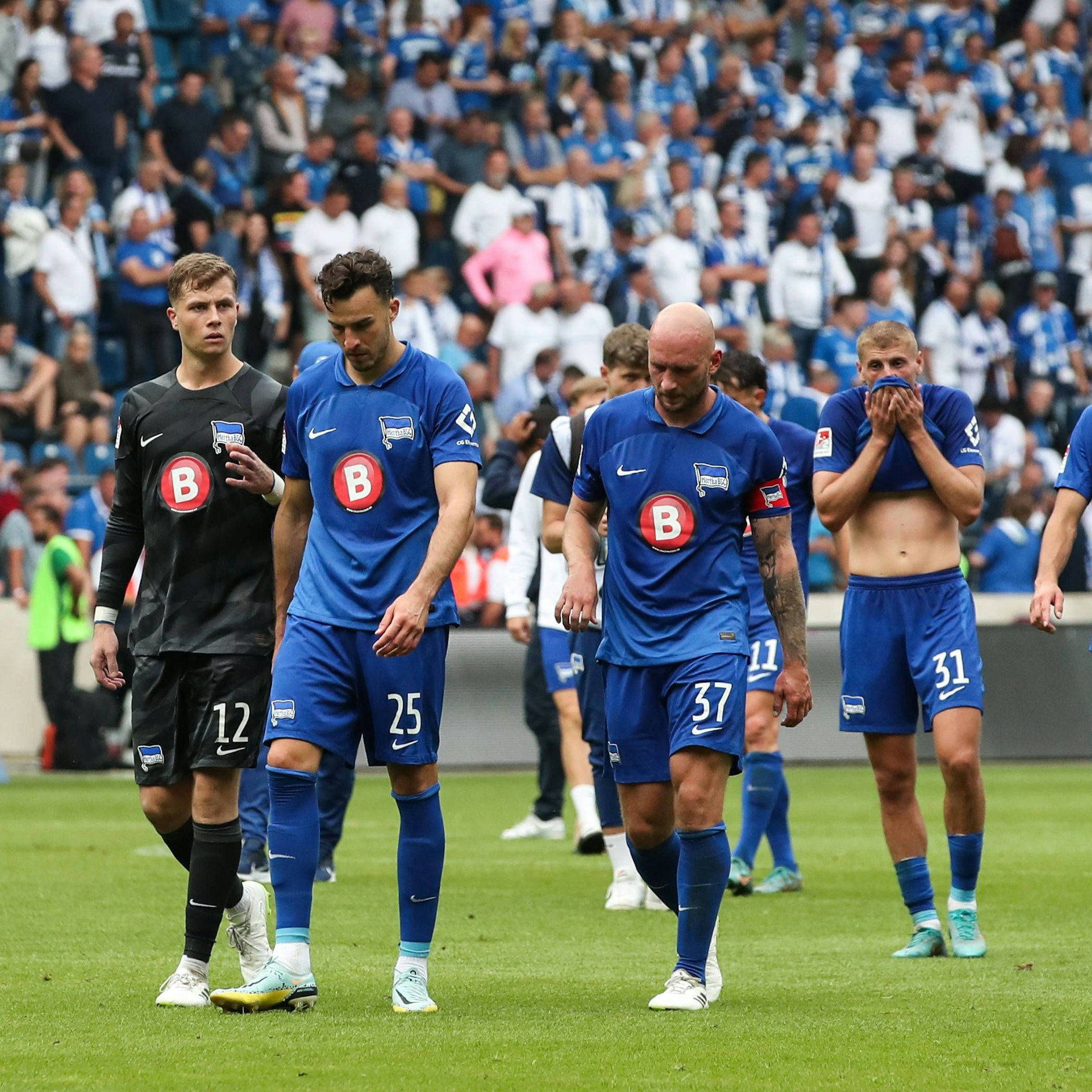 Herthas Torjäger Haris „Fluppe“ Tabakovic und Kapitän Toni Leistner gehen nach dem 4:6 in Magdeburg mit gesenkten Köpfen zu den Fans. Doch da erwartete sie eine völlig neue Motivation.