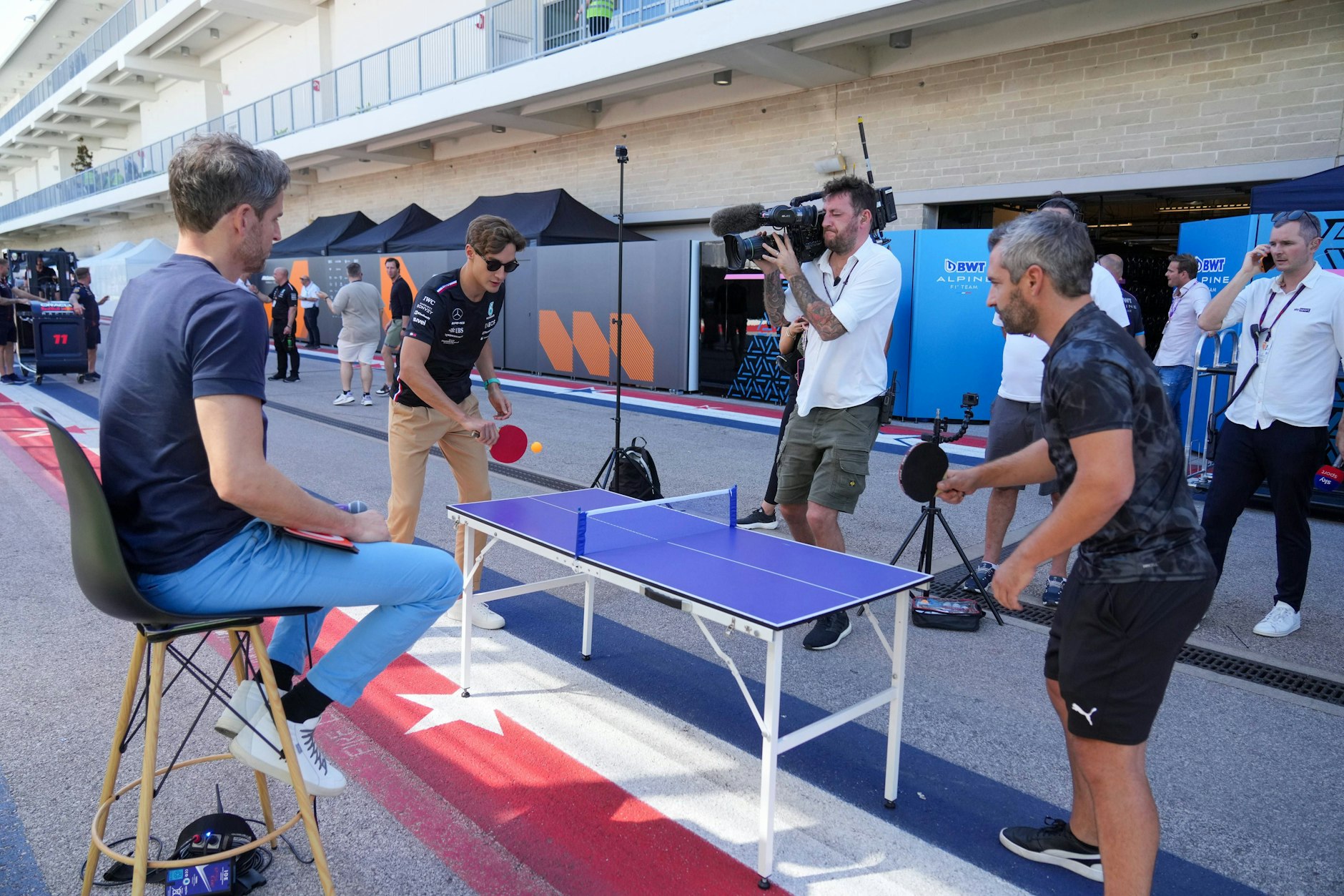 Muss Mercedes-Pilot George Russel (l.) bald auch für Tischtennis-Spiel im Fahrerlager der Formel 1 Strafe zahlen? Der neue Bußgeld-Katalog der Fia-Bosse sorgt für Aufregung bei den Fahrern.