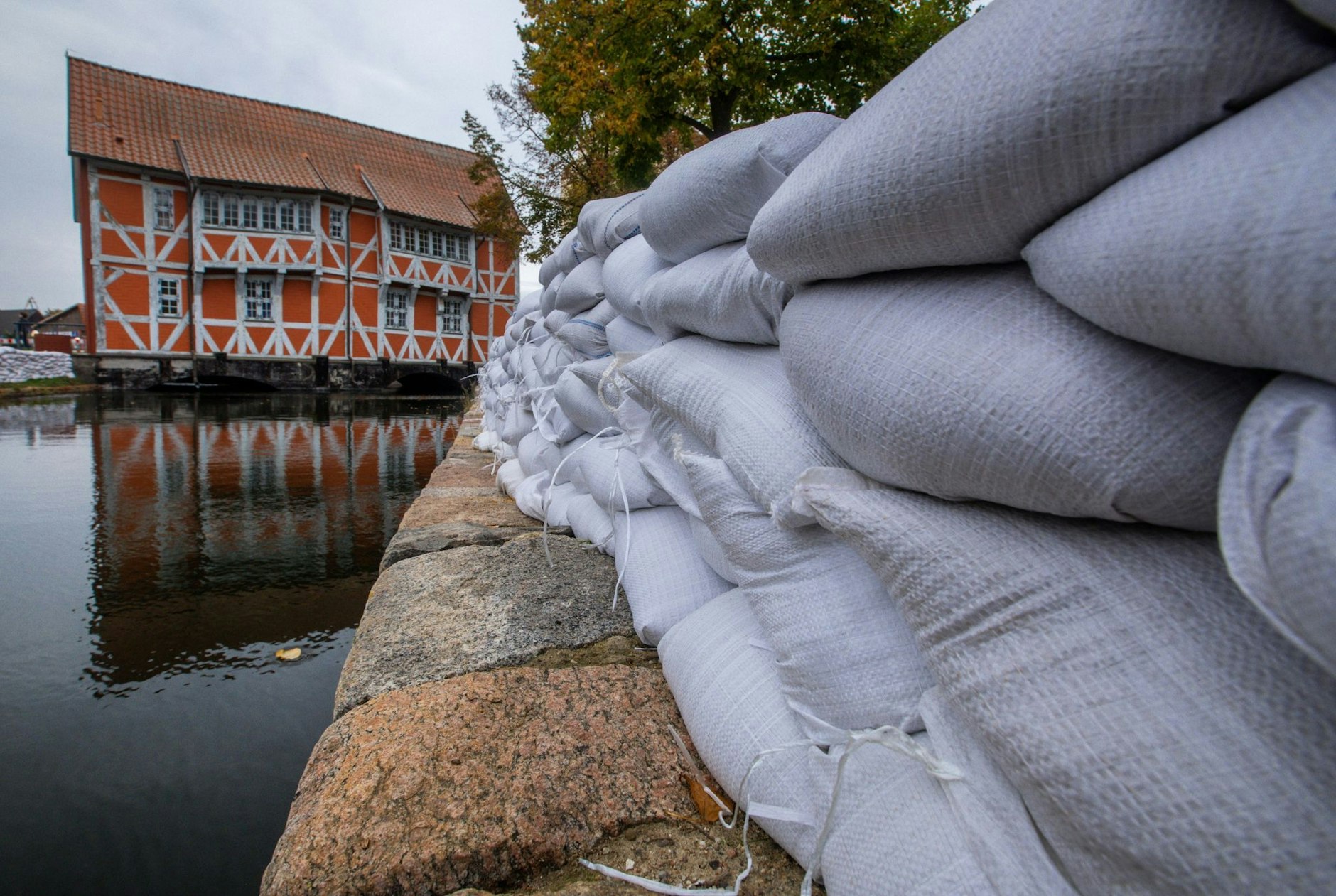dpatopbilder - Wegen einer erwarteten Sturmflut an der Ostseeküste wurden in Wismar Uferbereiche in der Nähe des Stadthafens mit Sandsäcken verstärkt.  
