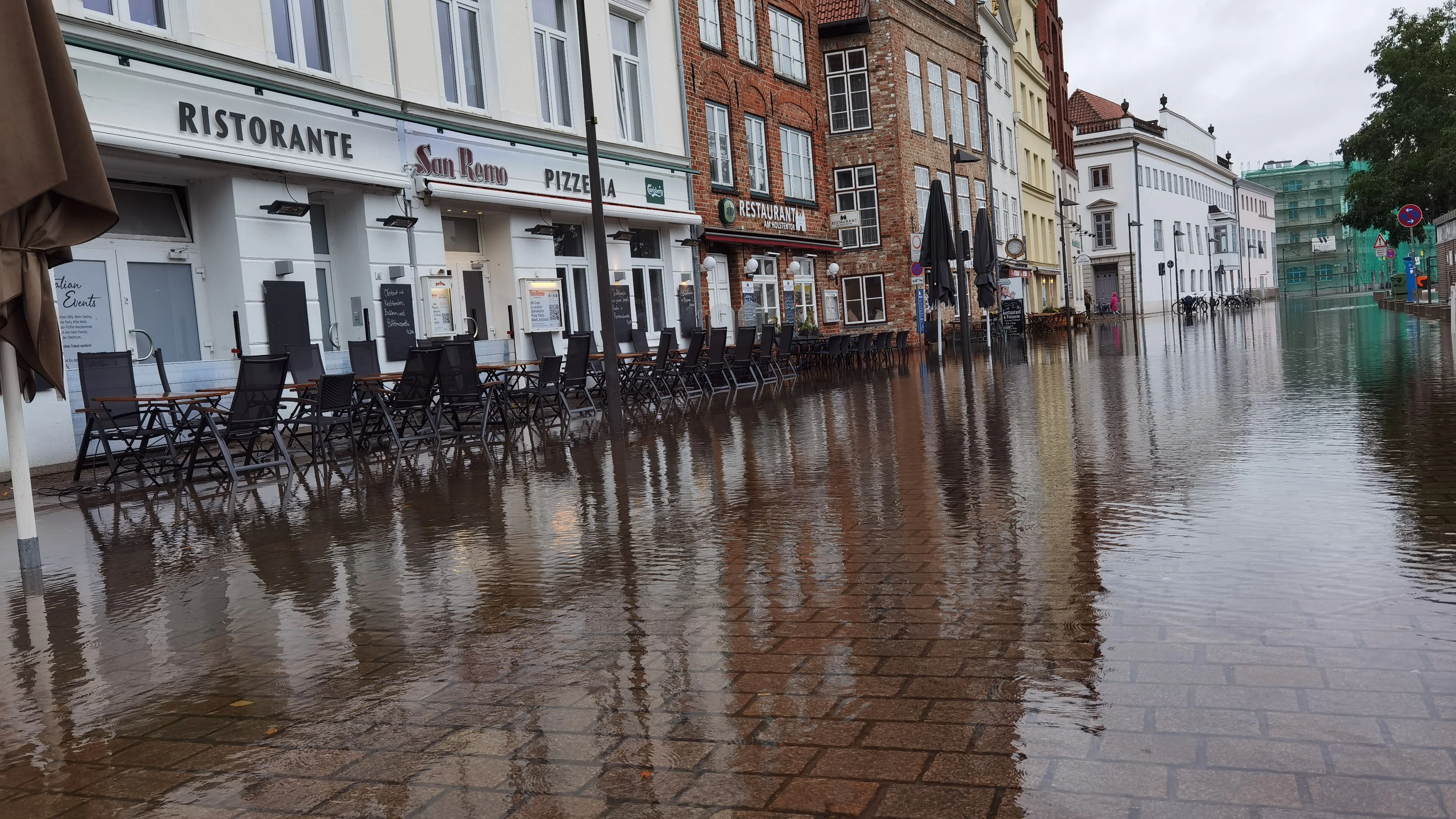 Auch in Lübeck steht das Wasser bereits höher.