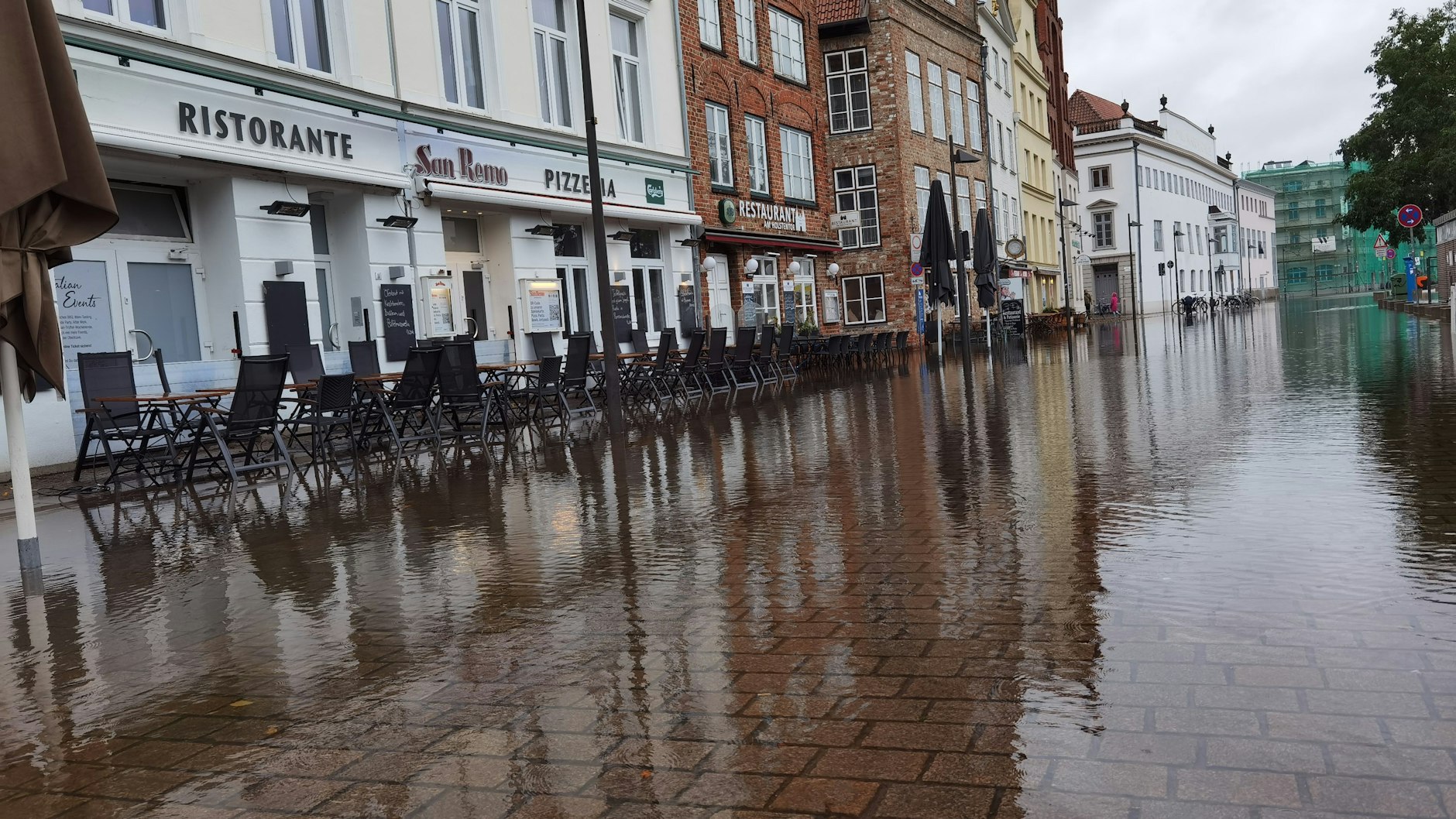 Auch in Lübeck steht das Wasser bereits höher.