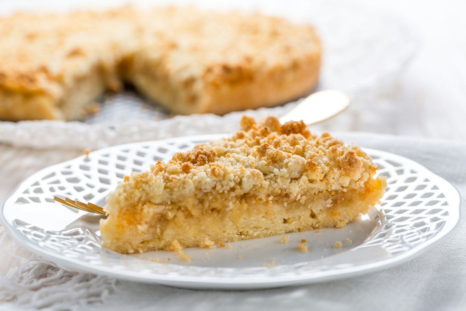 Der Streuselkuchen mit saftigen Zimt-Apfelwürfeln ist Omas Meisterstück. 