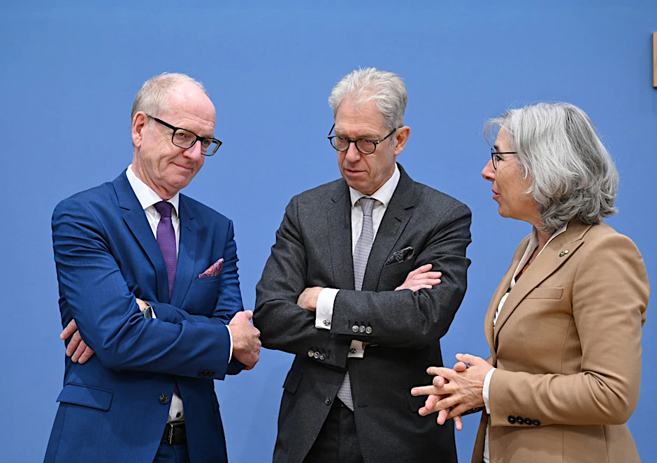Verbände von Ärzten, Zahnärzten und Apotheken haben einen «Notruf» an Kanzler Scholz gerichtet.  